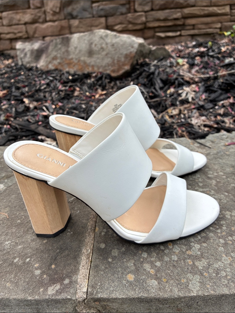 Gianni Bini White Leather Double-Band Mules with Wood Block Heel. Women’s size 6